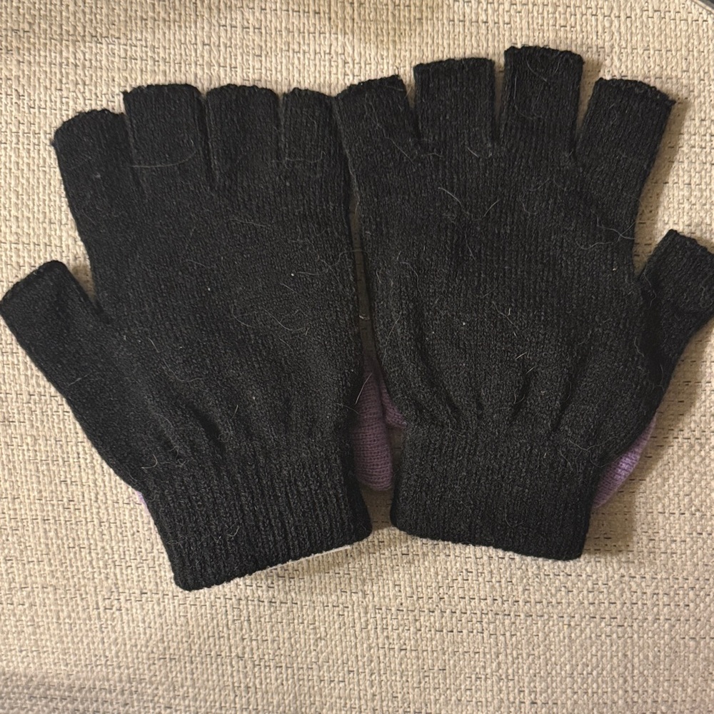 Kuromi Black Fingerless Gloves with Purple Bows - Picture 3 of 3